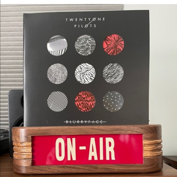 It’s back!!!!!!   🎉HP 🎉 Vinyl Record Stand Real wood - Picture 2 of 12